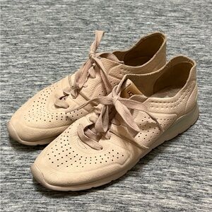 UGG Treadlite Ladies Leather Sneakers Shoes Size 8.5